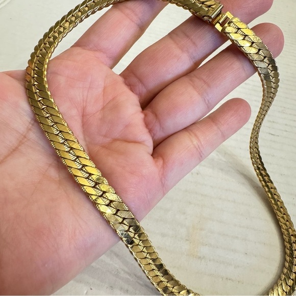 Vintage Necklace Gold Tone Herringbone Flat Chain Collar Costume Jewelry - Picture 14 of 15